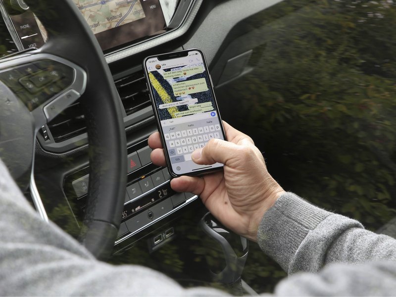 arbeiten-beim-autofahren.jpg Bild arbeiten-beim-autofahren.jpg